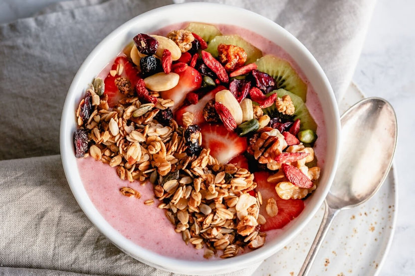 Aardbei smoothie bowl met crunchy granola (fris en gezond ontbijt recept) - Arthur’s Breakfast Box