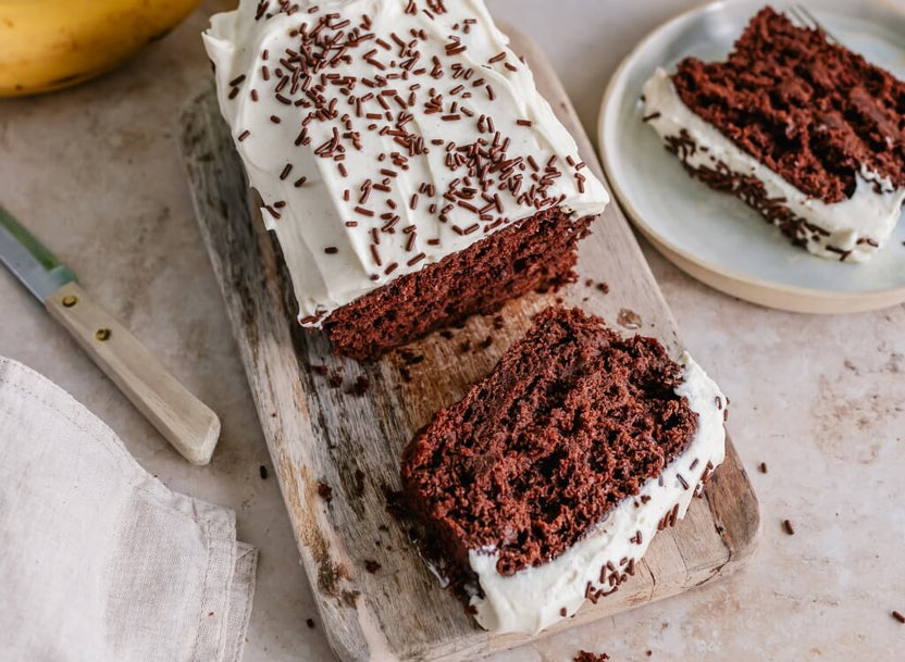 Makkelijke (en gezondere) chocolade cake met roomkaas frosting - Arthur’s Breakfast Box