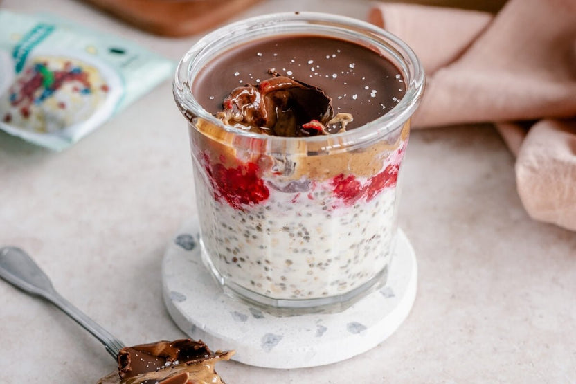Overnight havermout met pindakaas en chocoladelaag - Arthur’s Breakfast Box