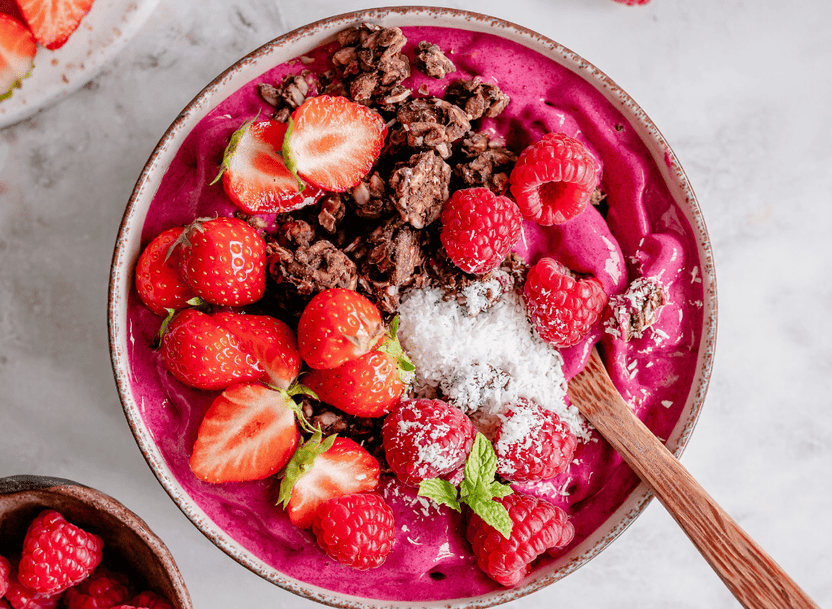 Roze smoothie bowl met rood fruit - Arthur’s Breakfast Box