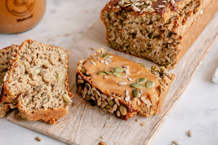 Suikervrij bananenbrood met extra pitten - Arthur’s Breakfast Box