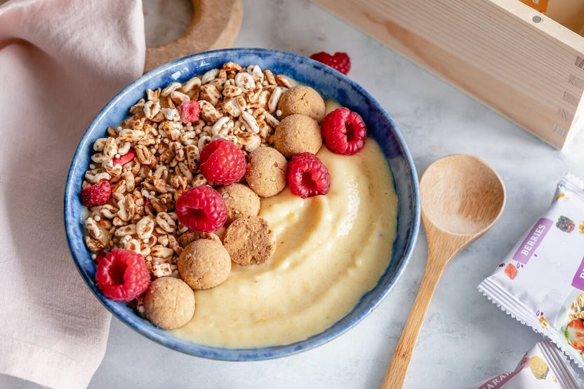 Tropische smoothie bowl met mango, ananas en kokos (zomers recept) - Arthur’s Breakfast Box