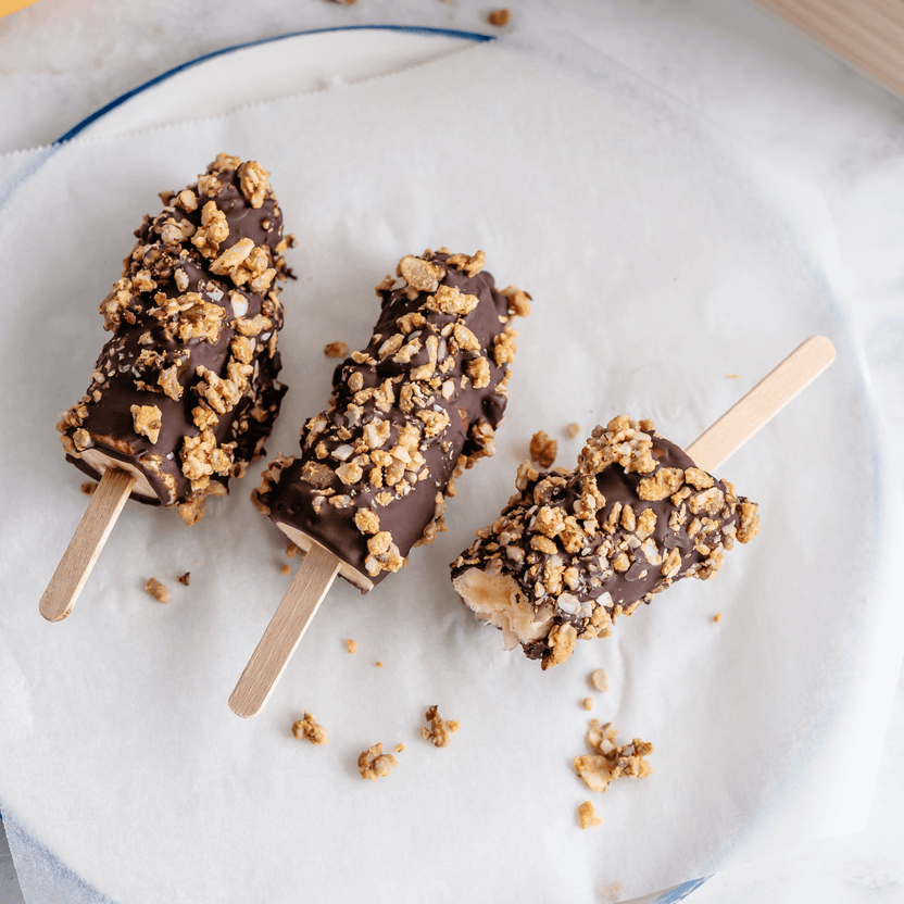 Bananensnack met chocolade en granola