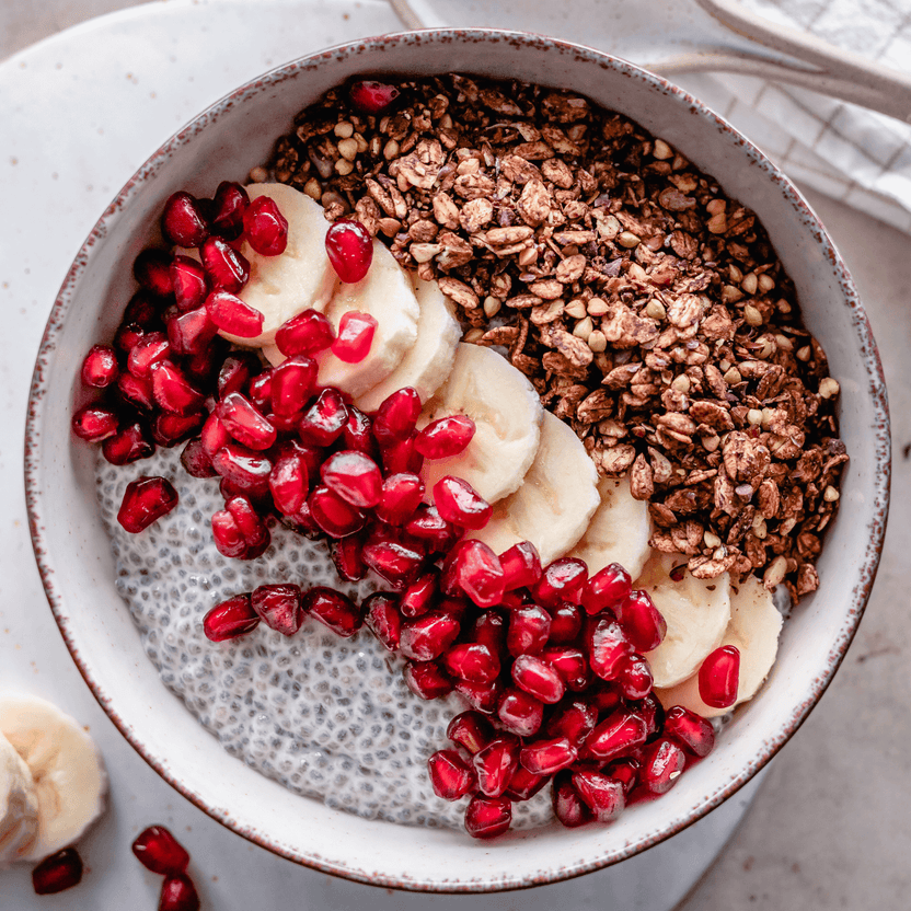 Chocolade granola bij smoothie bowl