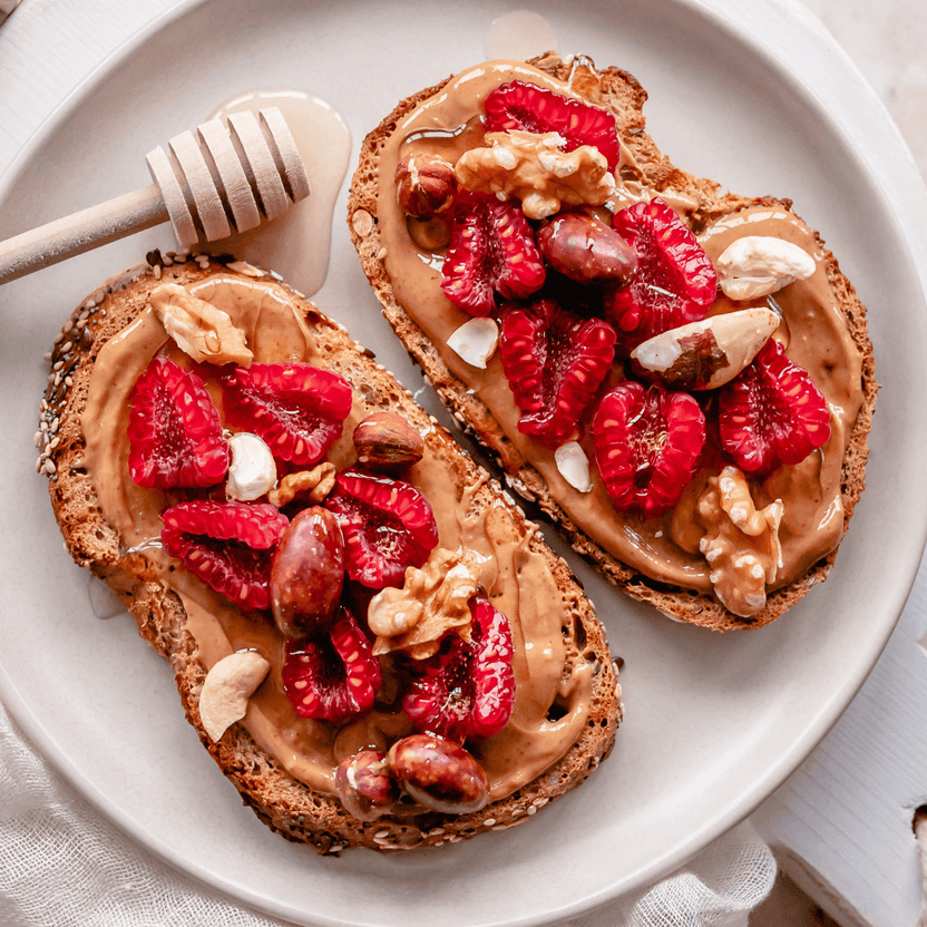 brood met pindakaas honing en frambozen