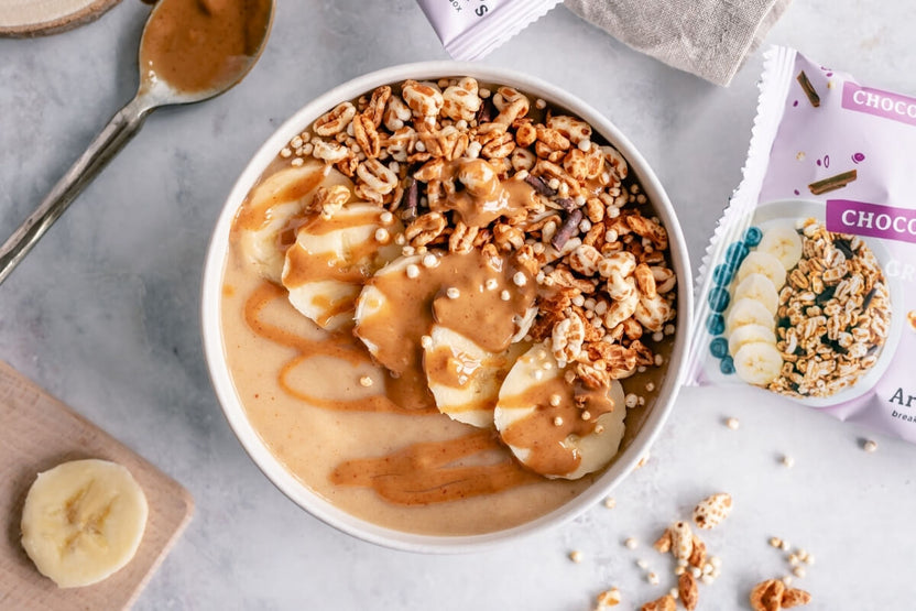 Banaan pindakaas smoothie bowl (voedzaam ontbijt recept)