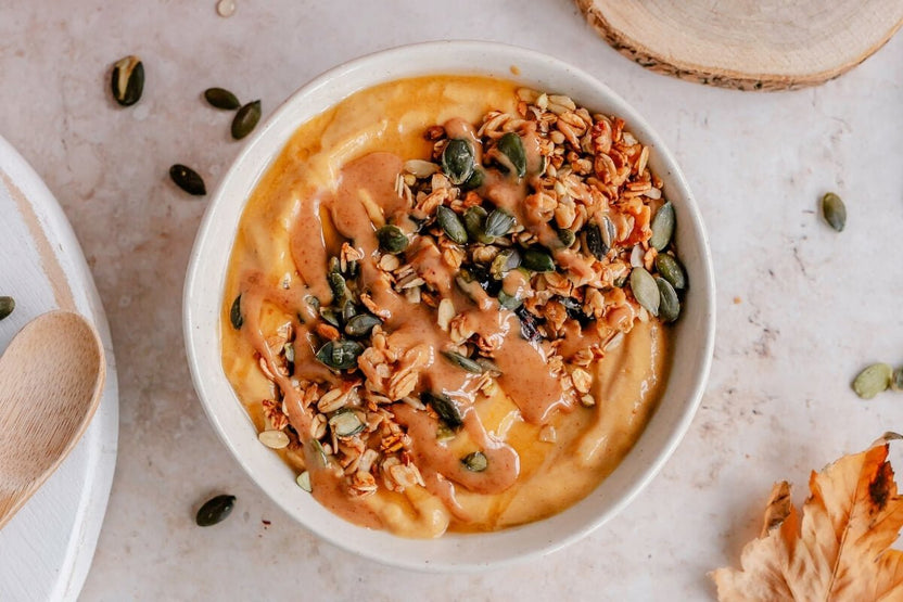 Eiwitrijke pompoen smoothie bowl recept (gezond ontbijt met veel eiwitten) - Arthur’s Breakfast Box
