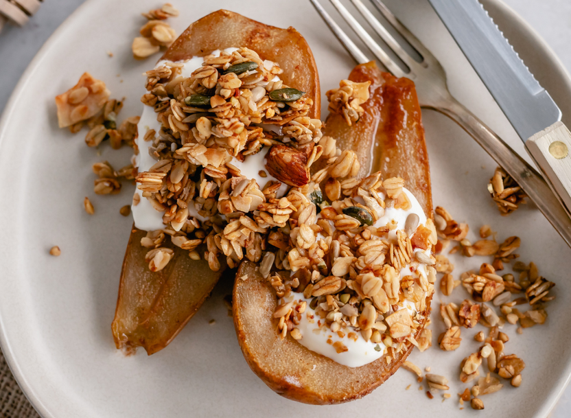 Gebakken peer met yoghurt en granola