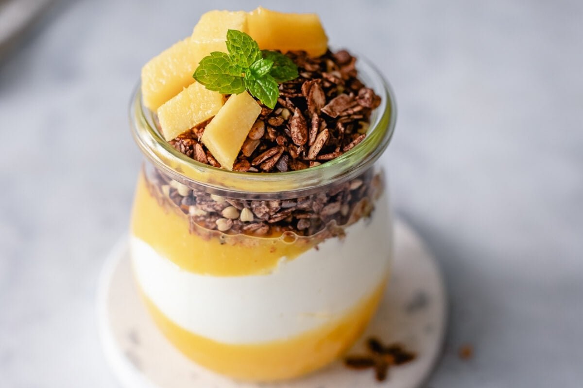 Mango parfait met yoghurt en chocolade granola - Arthur’s Breakfast Box