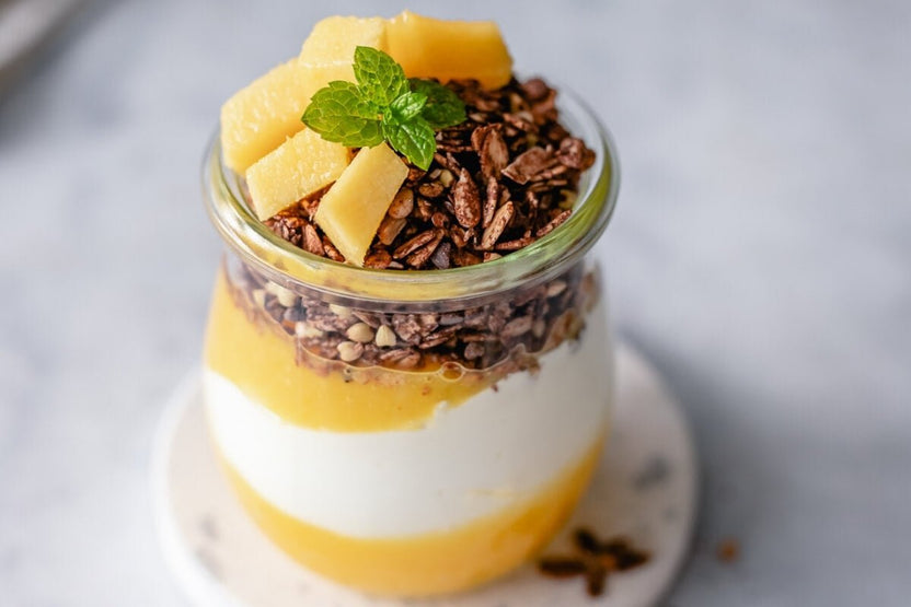 Mango parfait met yoghurt en chocolade granola - Arthur’s Breakfast Box