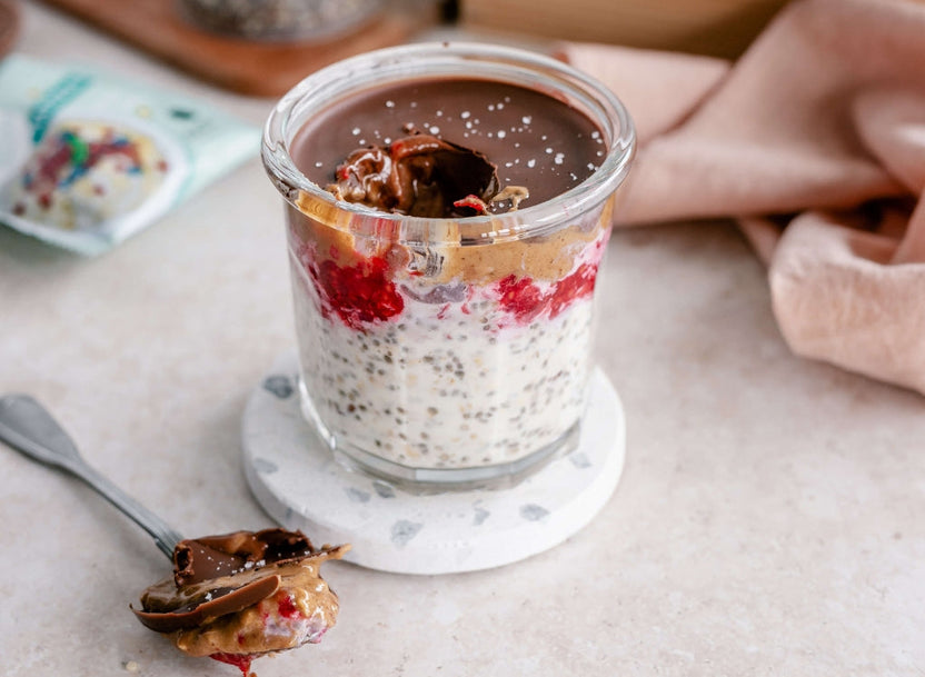 Overnight havermout met pindakaas en chocoladelaag