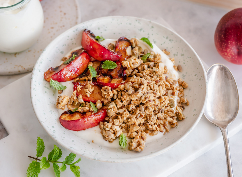 Griekse Yoghurt & gegrilde Nectarine bowl