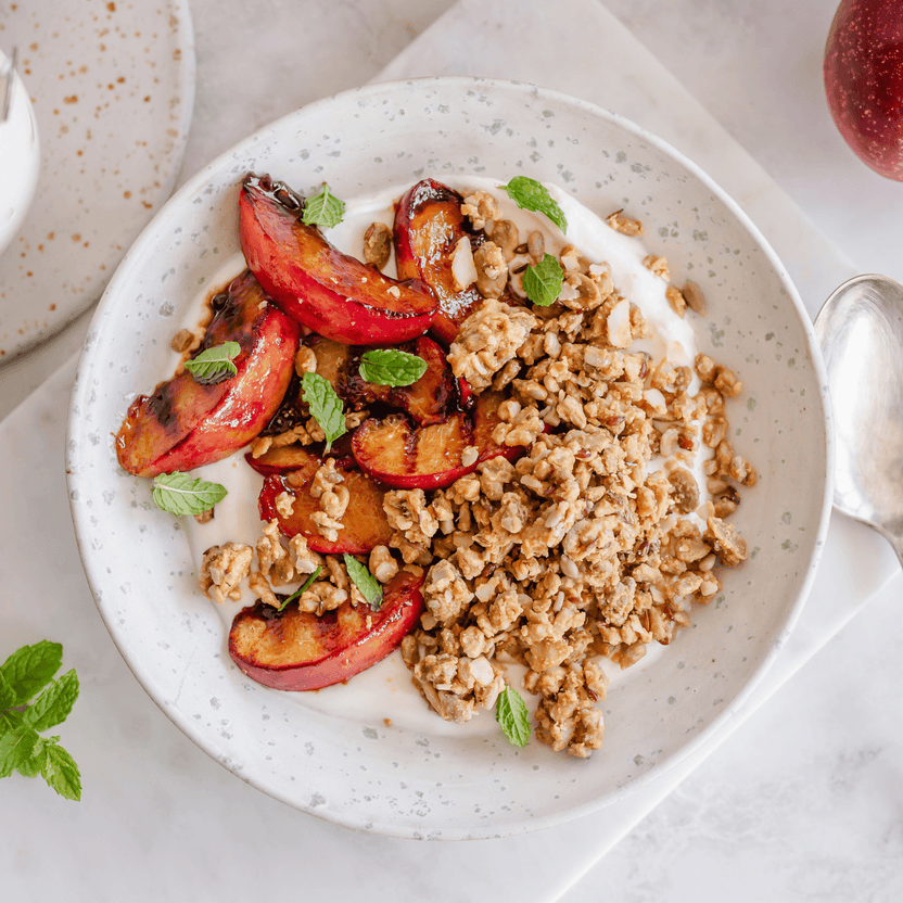 Granola met gebakken nectarine