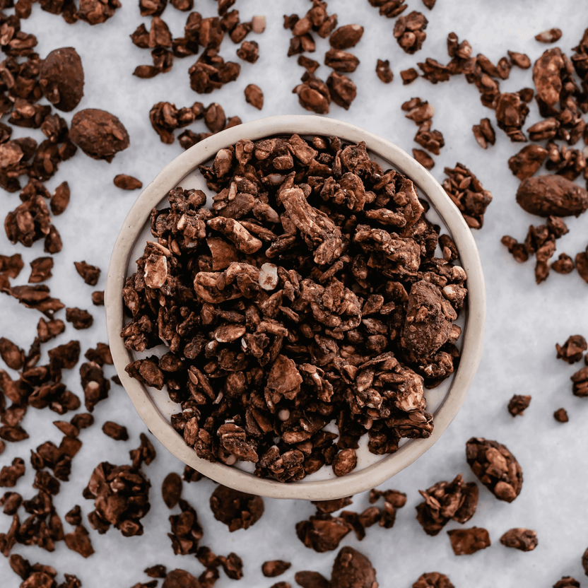 Granola laag in koolhydraten met chocolade