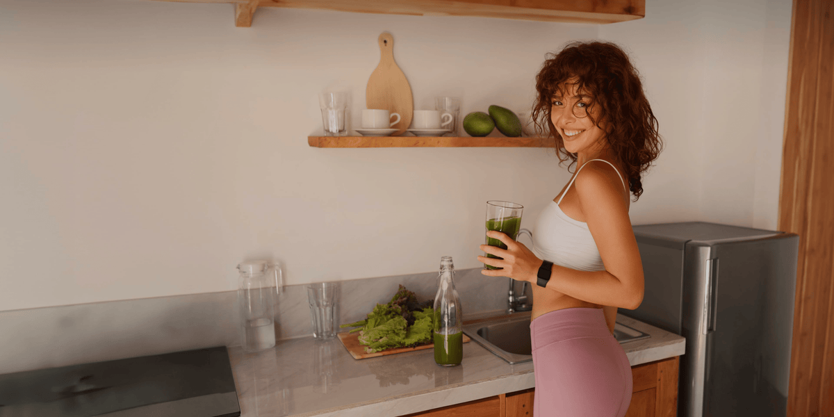 sportieve vrouw met juice